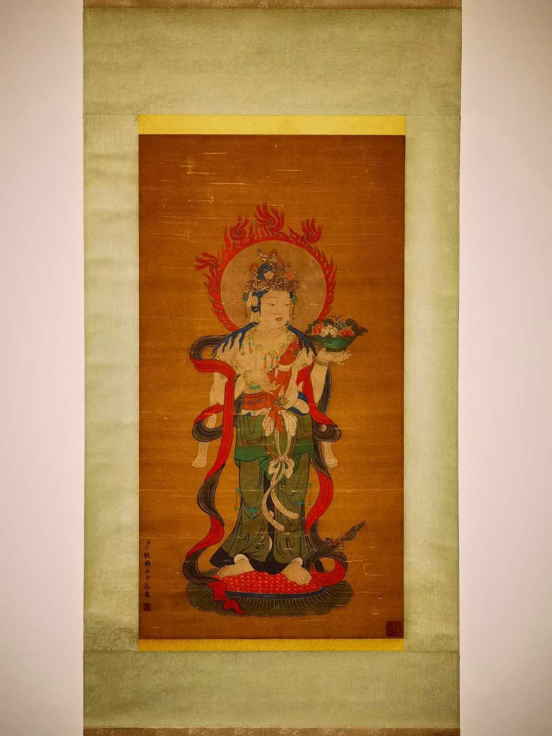 丁观鹏绢本观音立轴。丁观鹏，雍正四年进入宫廷成为供奉画家，他擅长画人物、道释、山水，亦能作肖像，画风工整细致，清代画家。