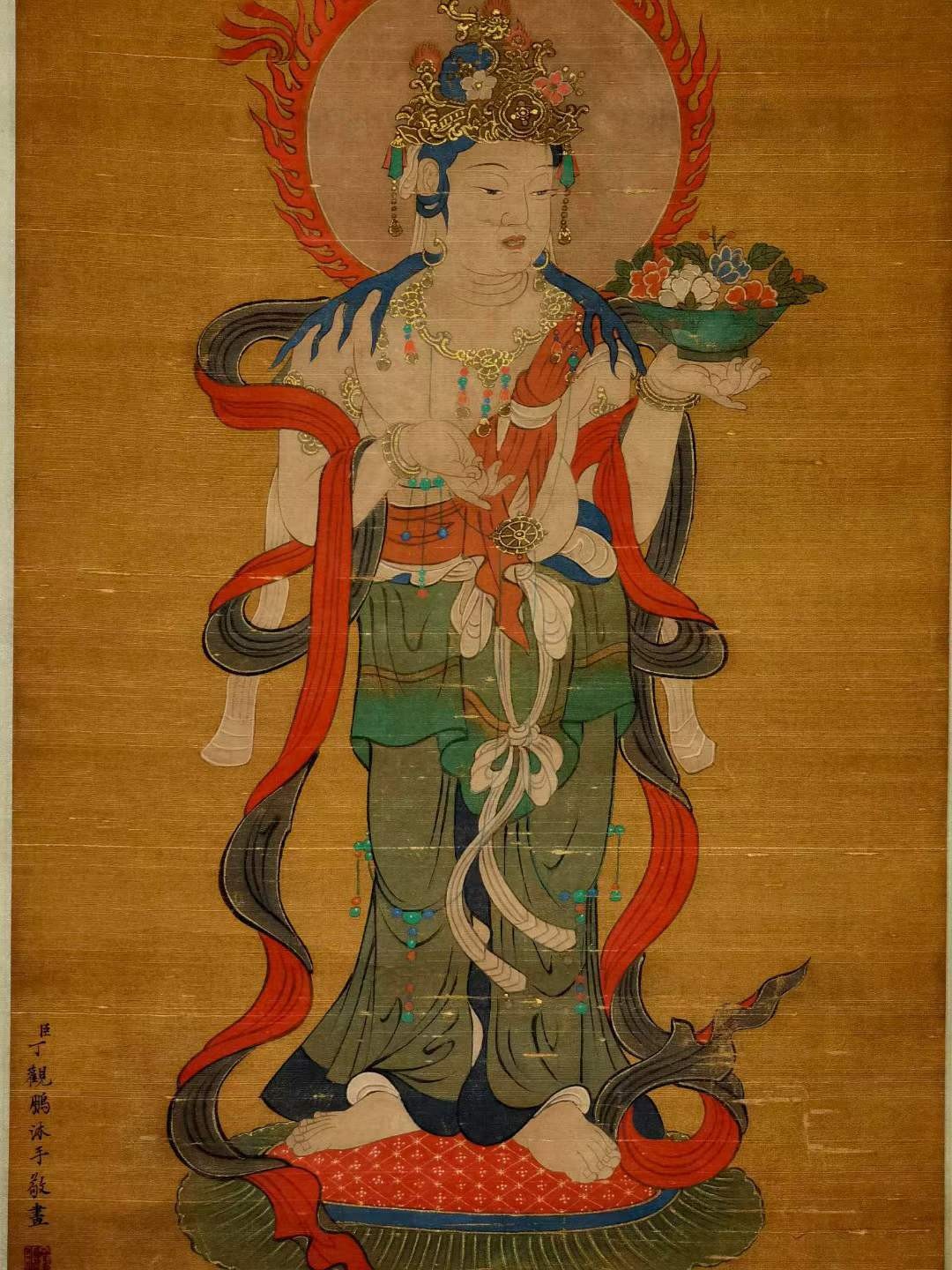 丁观鹏绢本观音立轴。丁观鹏，雍正四年进入宫廷成为供奉画家，他擅长画人物、道释、山水，亦能作肖像，画风工整细致，清代画家。