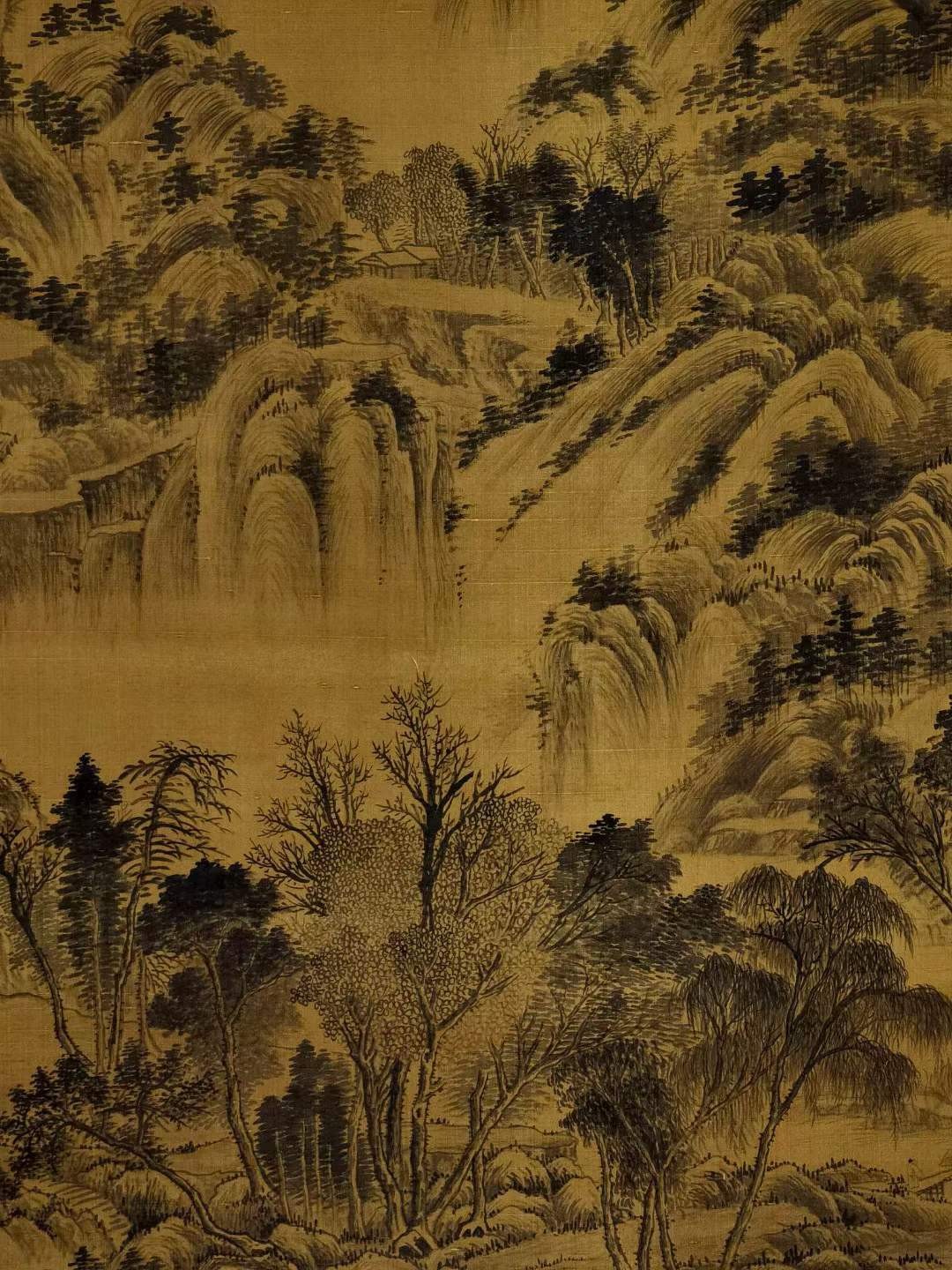 郭熙大六尺绢本山水立轴。中国绘画大师，1000～约1090年），北宋杰出画家、绘画理论家。熙宁元年召入画院，后任翰林待诏直长。