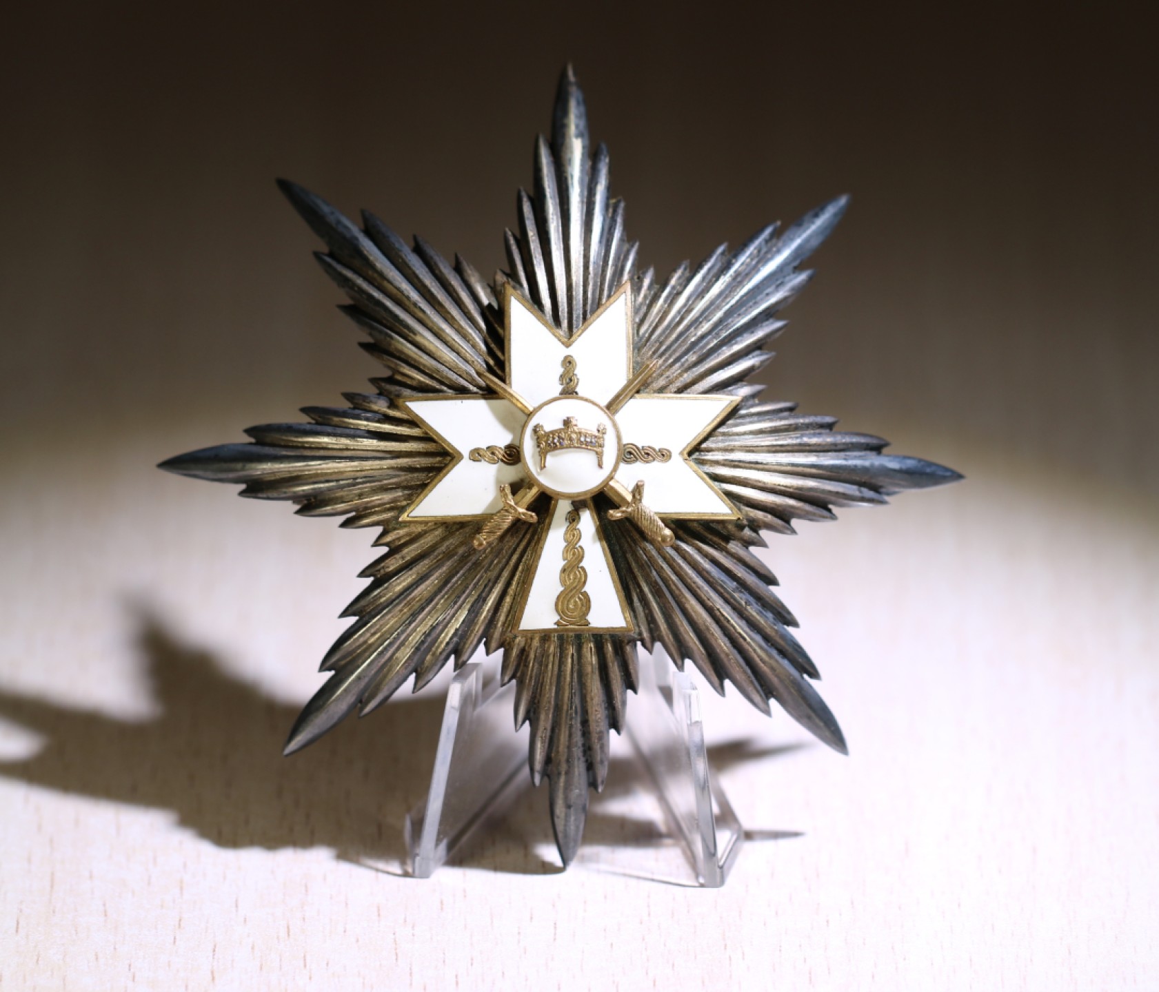 大猫徽章拍卖第224期 克罗地亚独立国大十字级兹沃米尼尔国王星芒，双剑军事版 直径9.6厘米，银质珐琅，背杆带银标和厂标。大十字星芒授发佩戴极为少见。