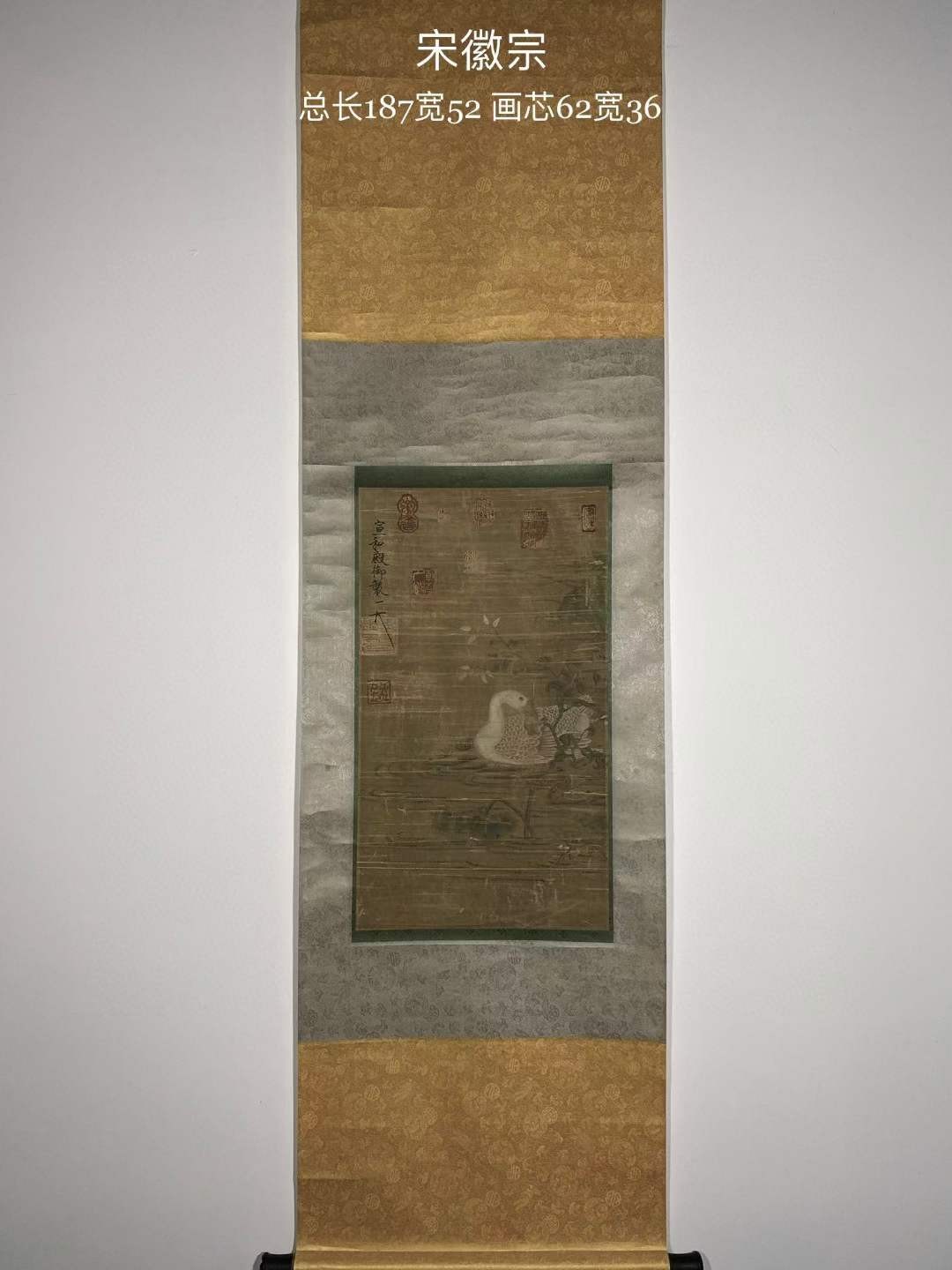 宋徽宗绢本花鸟立轴。宋徽宗赵佶（1082年11月2日-1135年6月4日）号宣和主人，宋朝第八位皇帝，书画家。 宋徽宗绢本花鸟立轴。宋徽宗赵佶（1082年11月2日-1135年6月4日）号宣和主人，宋朝第八位皇帝，书画家。