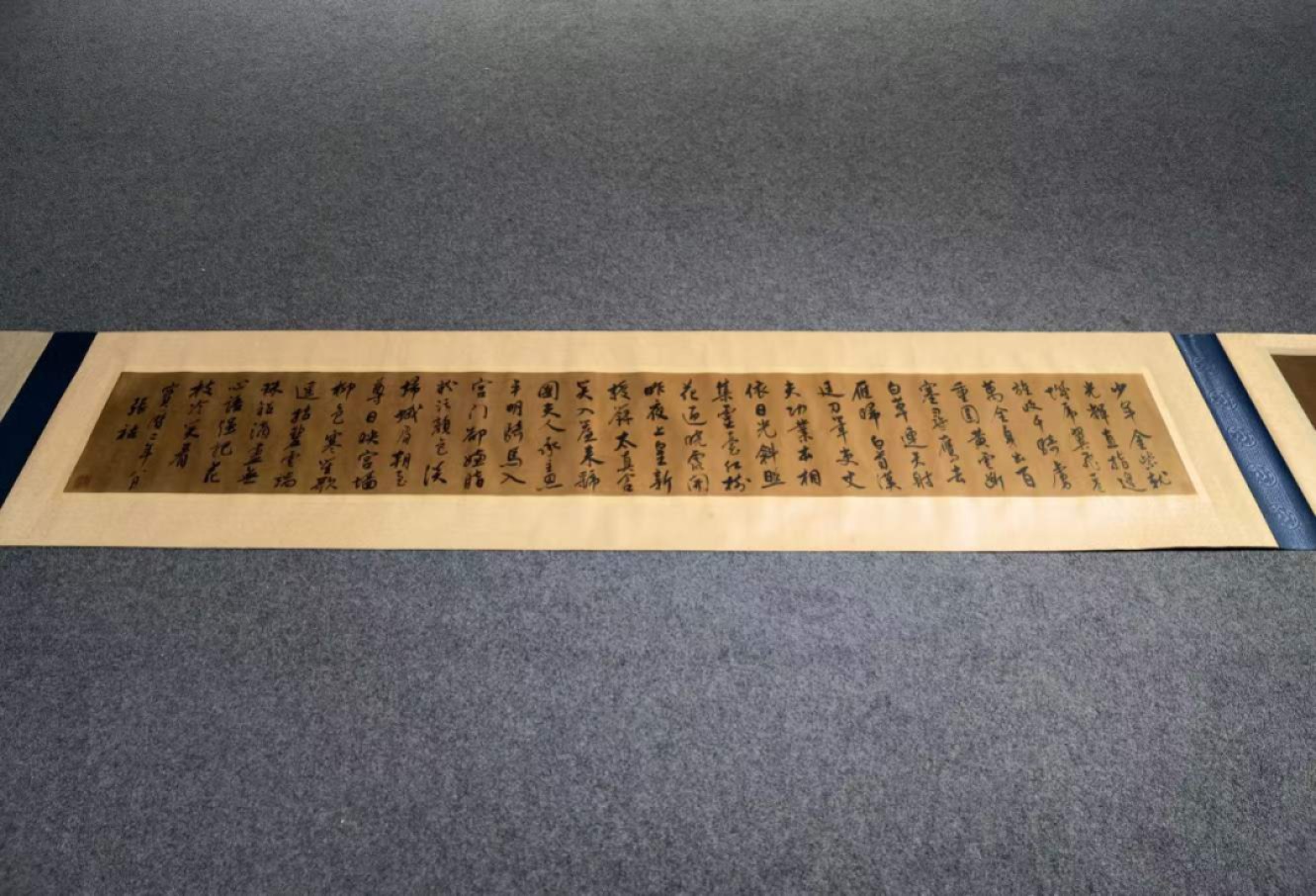 唐代宰相、画家阎立本绢本佛像、唐代书法家张祜绢本书法长卷。清宫装裱收藏，保存完好。