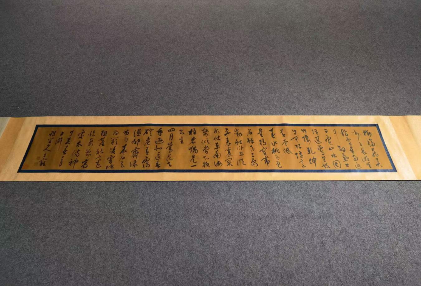 明代书法家王宠绢本书法长卷、五代后梁画家荆浩绢本书法长卷，保存完好。