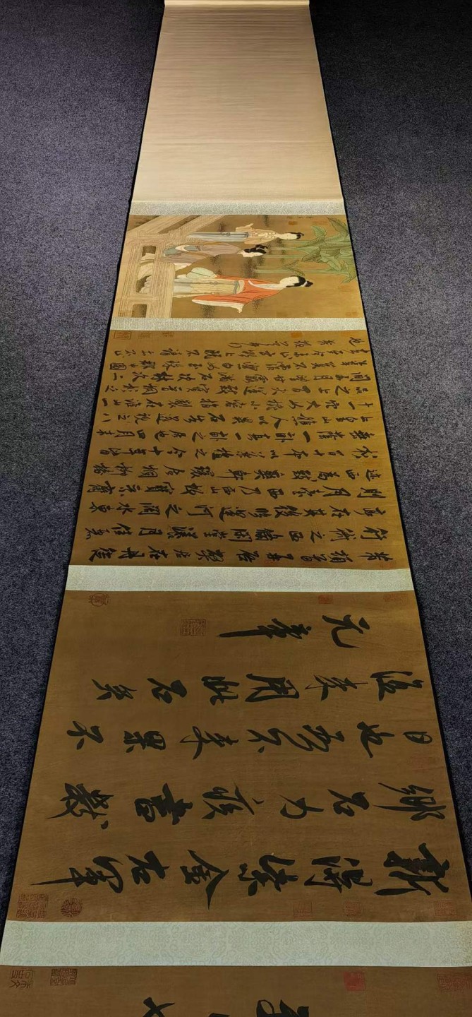 三希堂收录米芾绢本書帖长卷。米芾(1051年-1107年)，初名黻，后改芾，字元章，北宋书法家，与蔡襄、苏轼、黄庭坚合称“宋四家”。