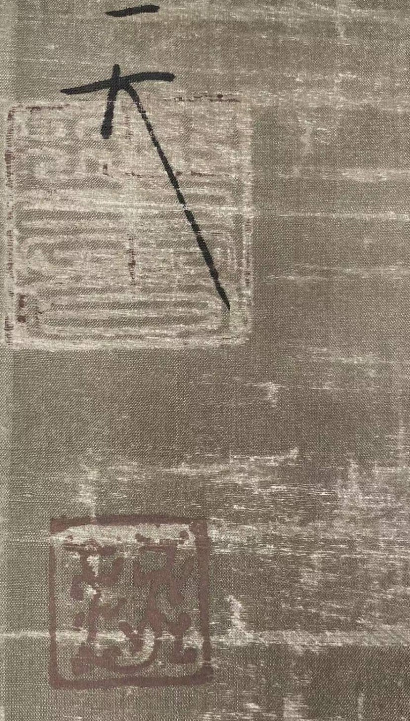 宋徽宗绢本花鸟立轴。宋徽宗赵佶（1082年11月2日-1135年6月4日）号宣和主人，宋朝第八位皇帝，书画家。 宋徽宗绢本花鸟立轴。宋徽宗赵佶（1082年11月2日-1135年6月4日）号宣和主人，宋朝第八位皇帝，书画家。