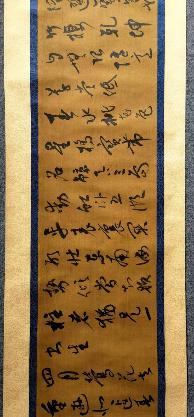 明代书法家王宠绢本书法长卷、五代后梁画家荆浩绢本书法长卷，保存完好。