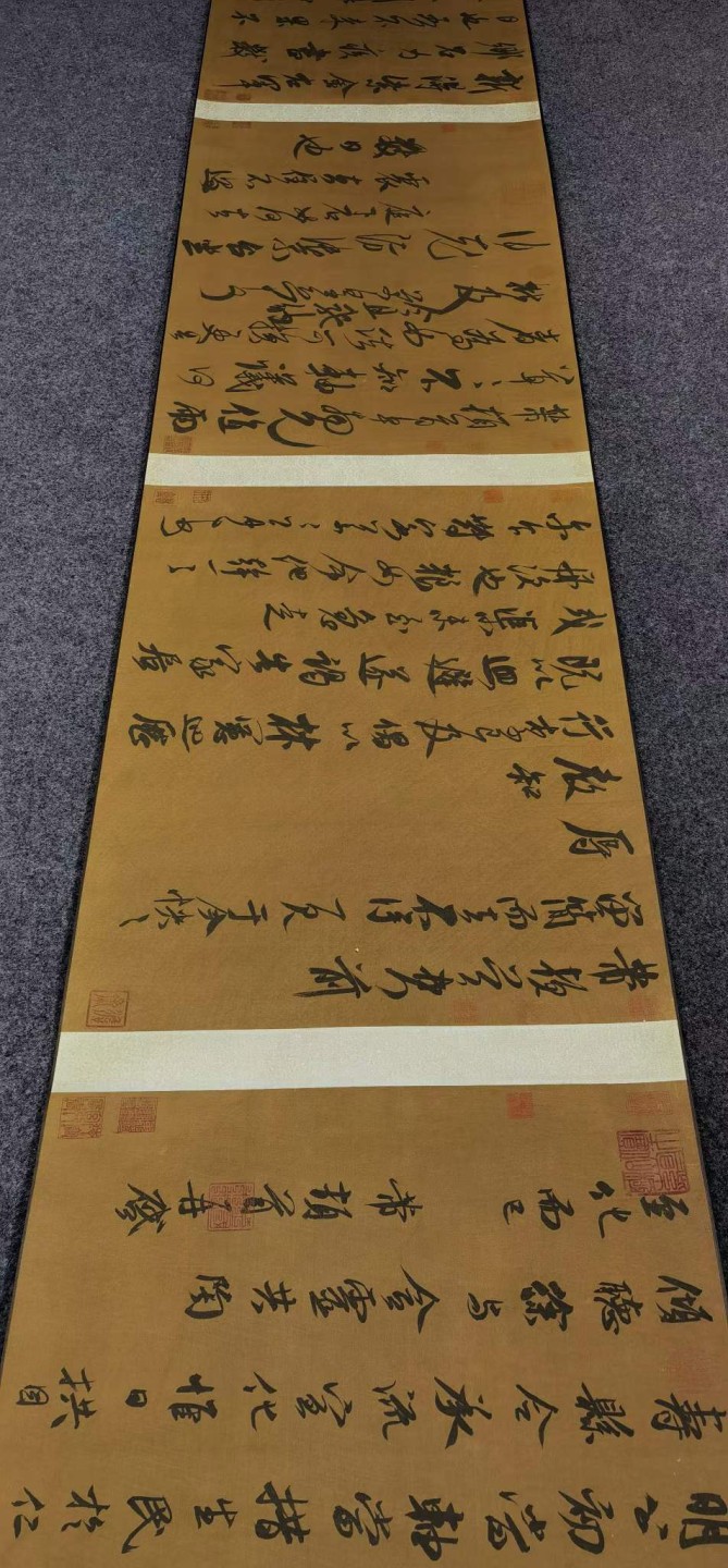三希堂收录米芾绢本書帖长卷。米芾(1051年-1107年)，初名黻，后改芾，字元章，北宋书法家，与蔡襄、苏轼、黄庭坚合称“宋四家”。