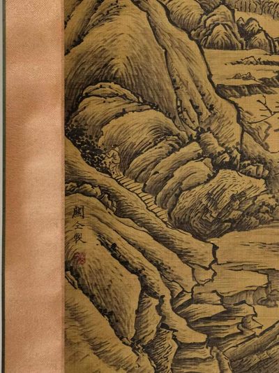 关仝大六尺珍品绢本山水图。关仝（约907-960年），京兆长安人。五代时期杰出画家，与荆浩、董源、巨然并称“四大山水画家”。 关仝大六尺珍品绢本山水图。关仝（约907-960年），京兆长安人。五代时期杰出画家，与荆浩、董源、巨然并称“四大山水画家”。