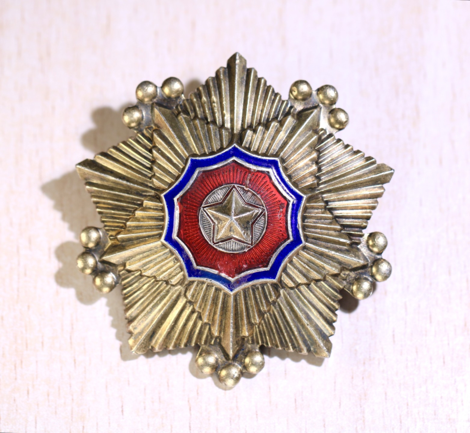 大猫徽章拍卖第224期 朝鲜🇰🇵一级国旗 横别针版 银质。千号段，配发时间极短。少见