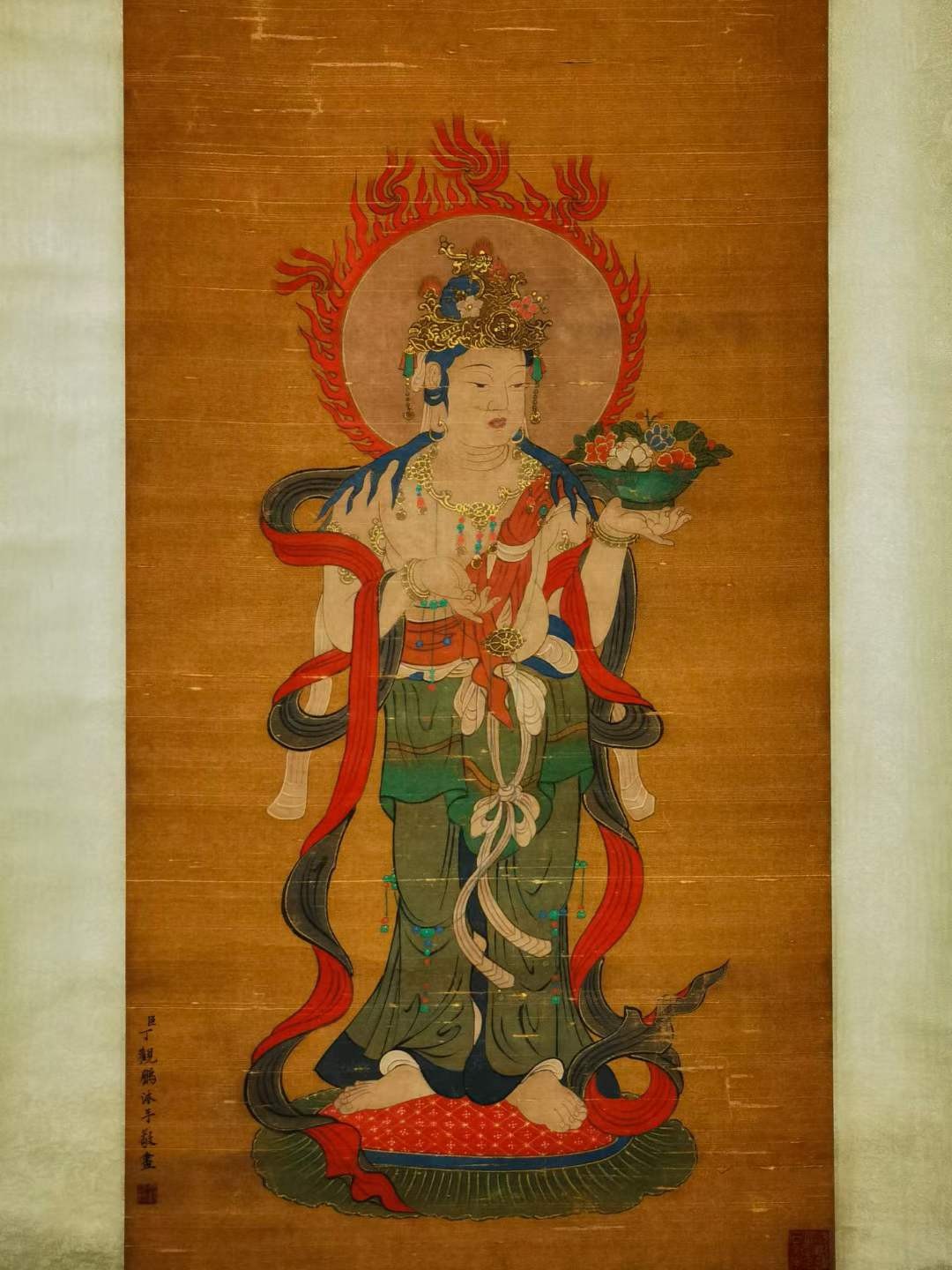 丁观鹏绢本观音立轴。丁观鹏，雍正四年进入宫廷成为供奉画家，他擅长画人物、道释、山水，亦能作肖像，画风工整细致，清代画家。