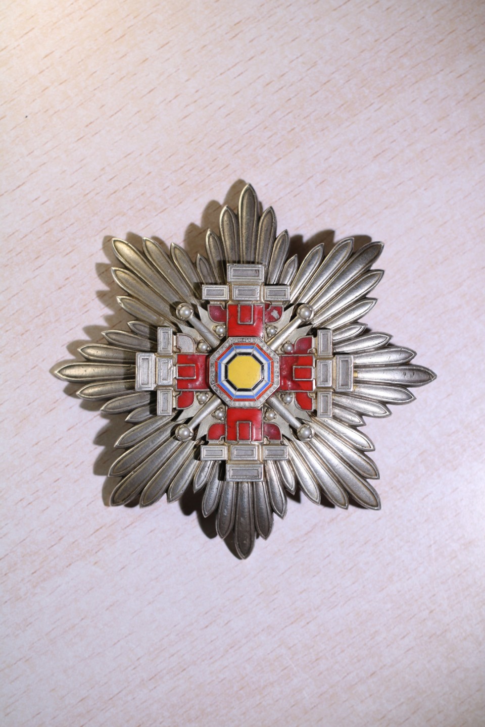 大猫徽章拍卖第224期 勿忘国耻 伪满柱国勋章 大星章 背杆后换 背罗丝缺失