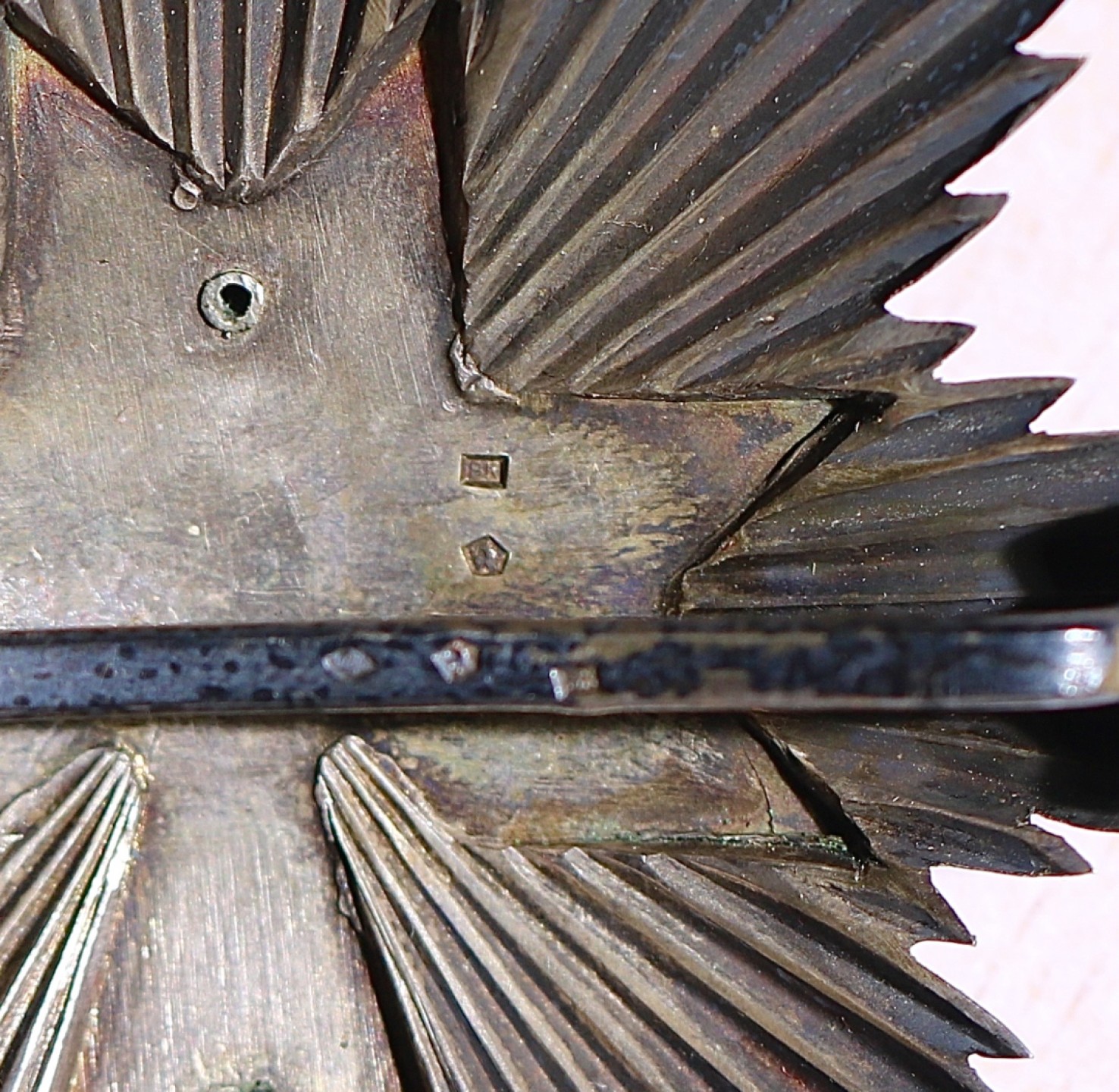 大猫徽章拍卖第224期 克罗地亚独立国大十字级兹沃米尼尔国王星芒，双剑军事版 直径9.6厘米，银质珐琅，背杆带银标和厂标。大十字星芒授发佩戴极为少见。