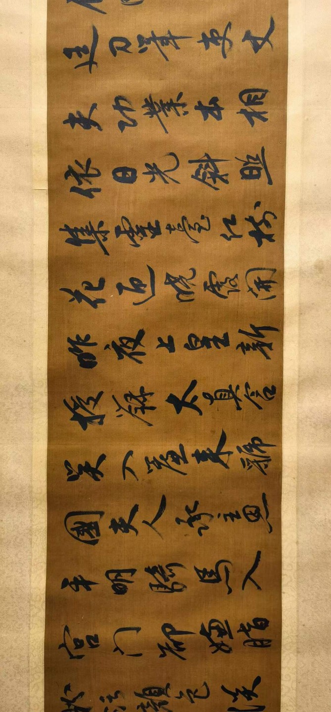唐代宰相、画家阎立本绢本佛像、唐代书法家张祜绢本书法长卷。清宫装裱收藏，保存完好。