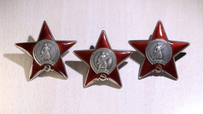 大猫徽章拍卖第224期 - 红星勋章一组 两枚好品 唯120万号段有一处剥皮