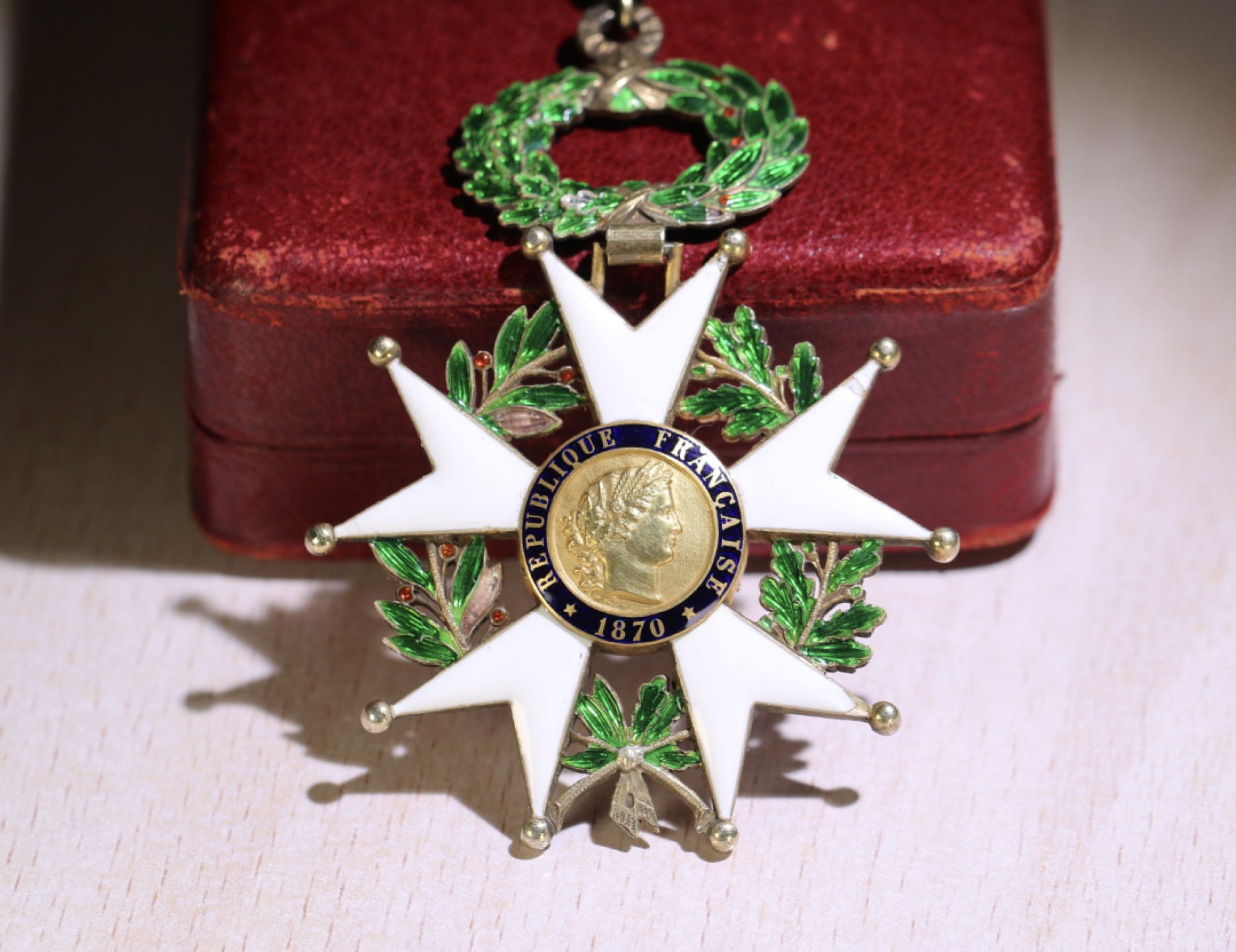 大猫徽章拍卖第224期 法国荣誉军团三共指挥官级 中心人像金制 章体银制 有18 K金标