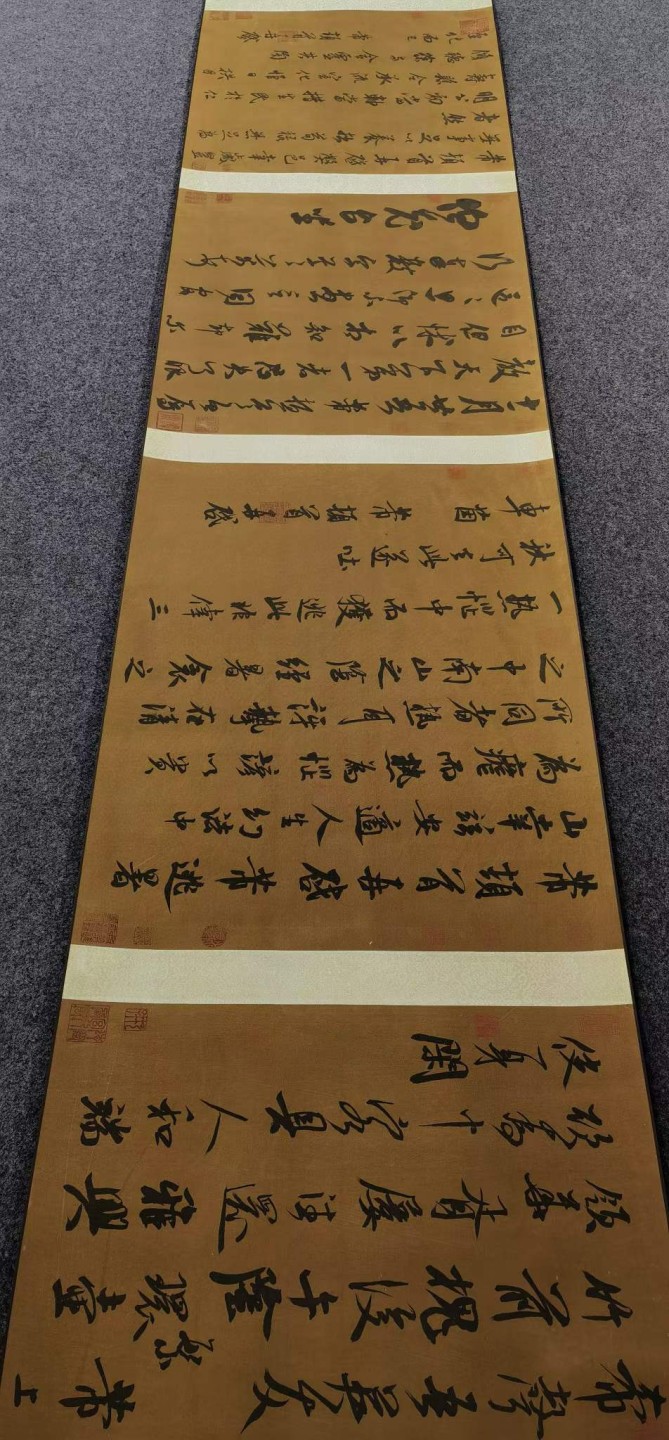 三希堂收录米芾绢本書帖长卷。米芾(1051年-1107年)，初名黻，后改芾，字元章，北宋书法家，与蔡襄、苏轼、黄庭坚合称“宋四家”。