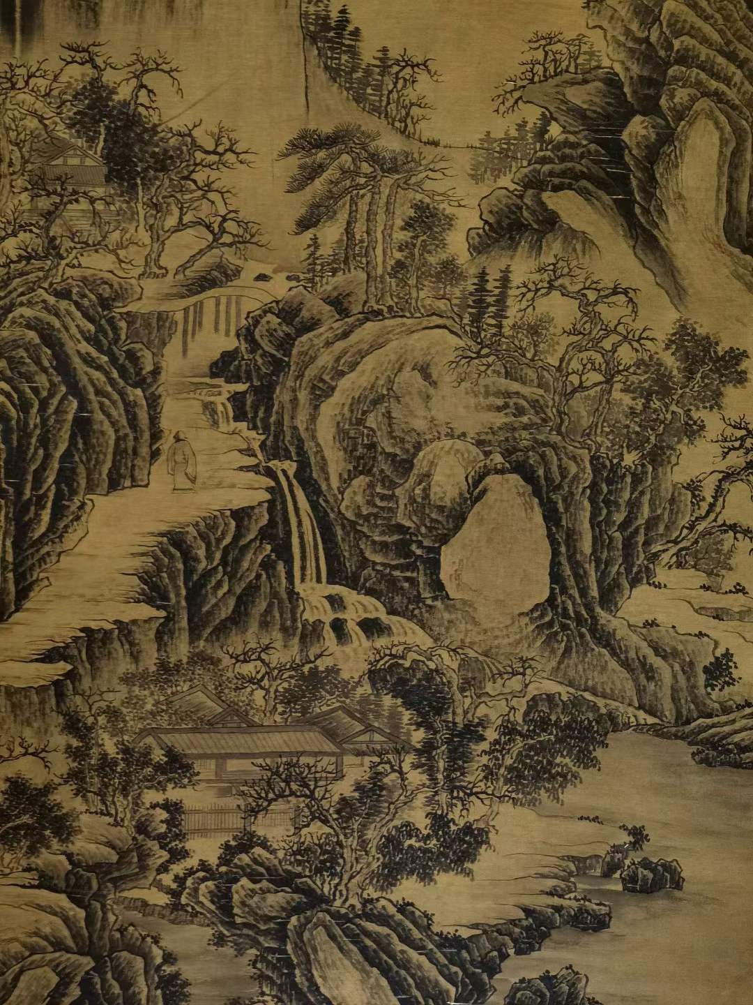 巨然珍品大六尺绢本山水。巨然，生卒年不详，江宁（江苏南京）人。五代画家，僧人。擅画山水，师法董源，专画江南山水。
