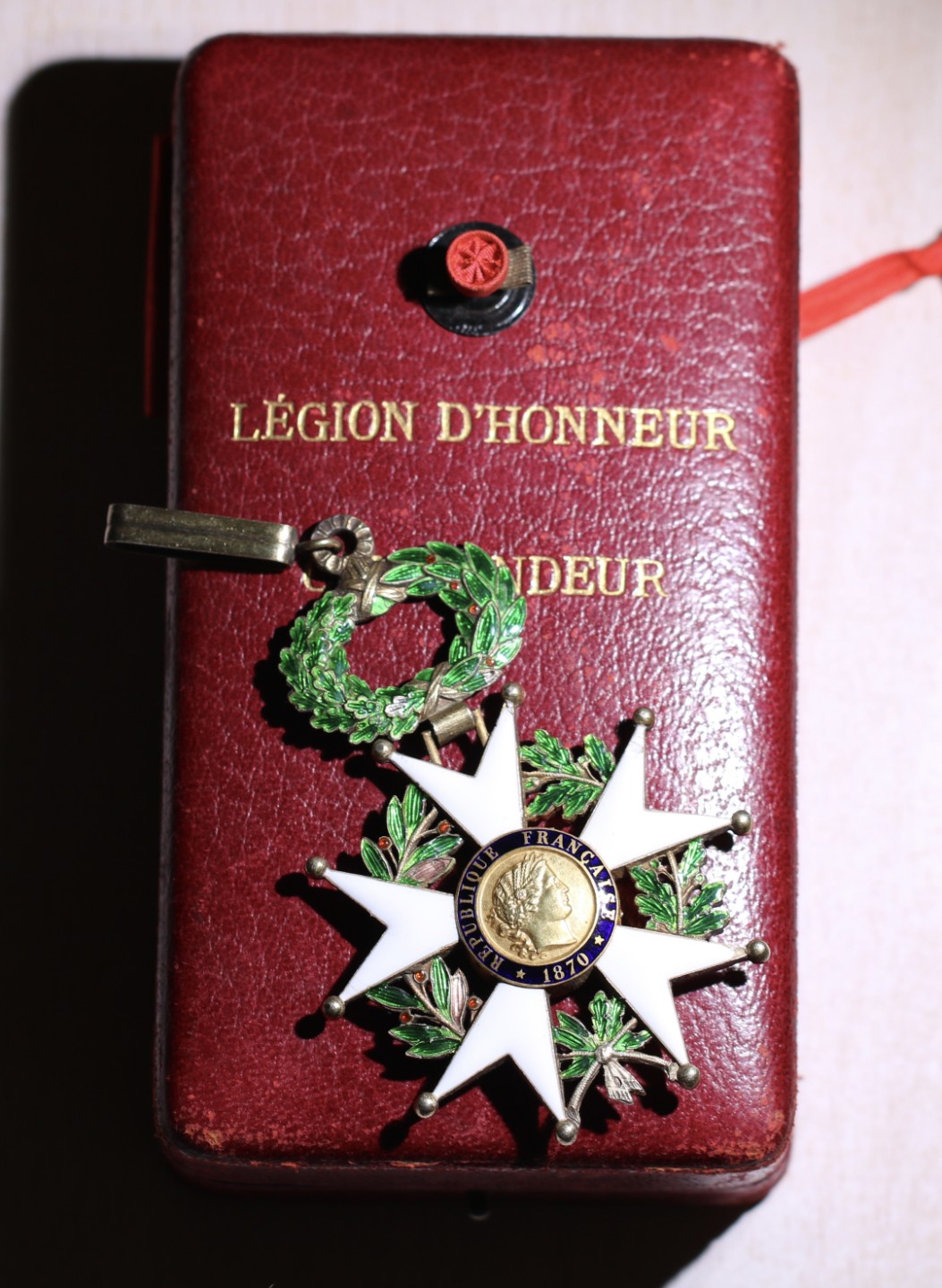 大猫徽章拍卖第224期 法国荣誉军团三共指挥官级 中心人像金制 章体银制 有18 K金标