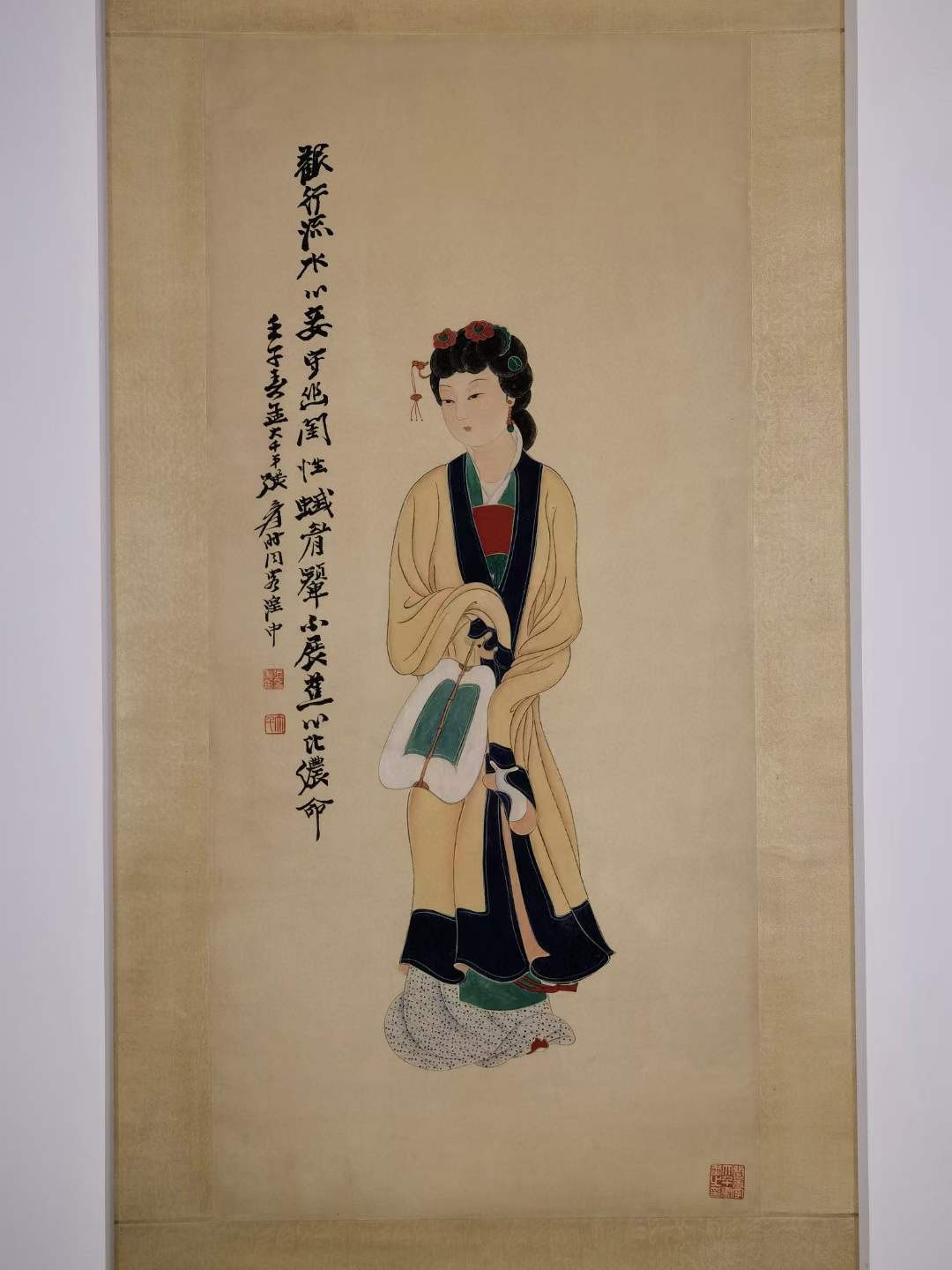 张大千纸本仕女图。张大千（1899年5月10日—1983年4月2日），四川省内江市人，原名正权，后改名爰，中国近现代国画家。