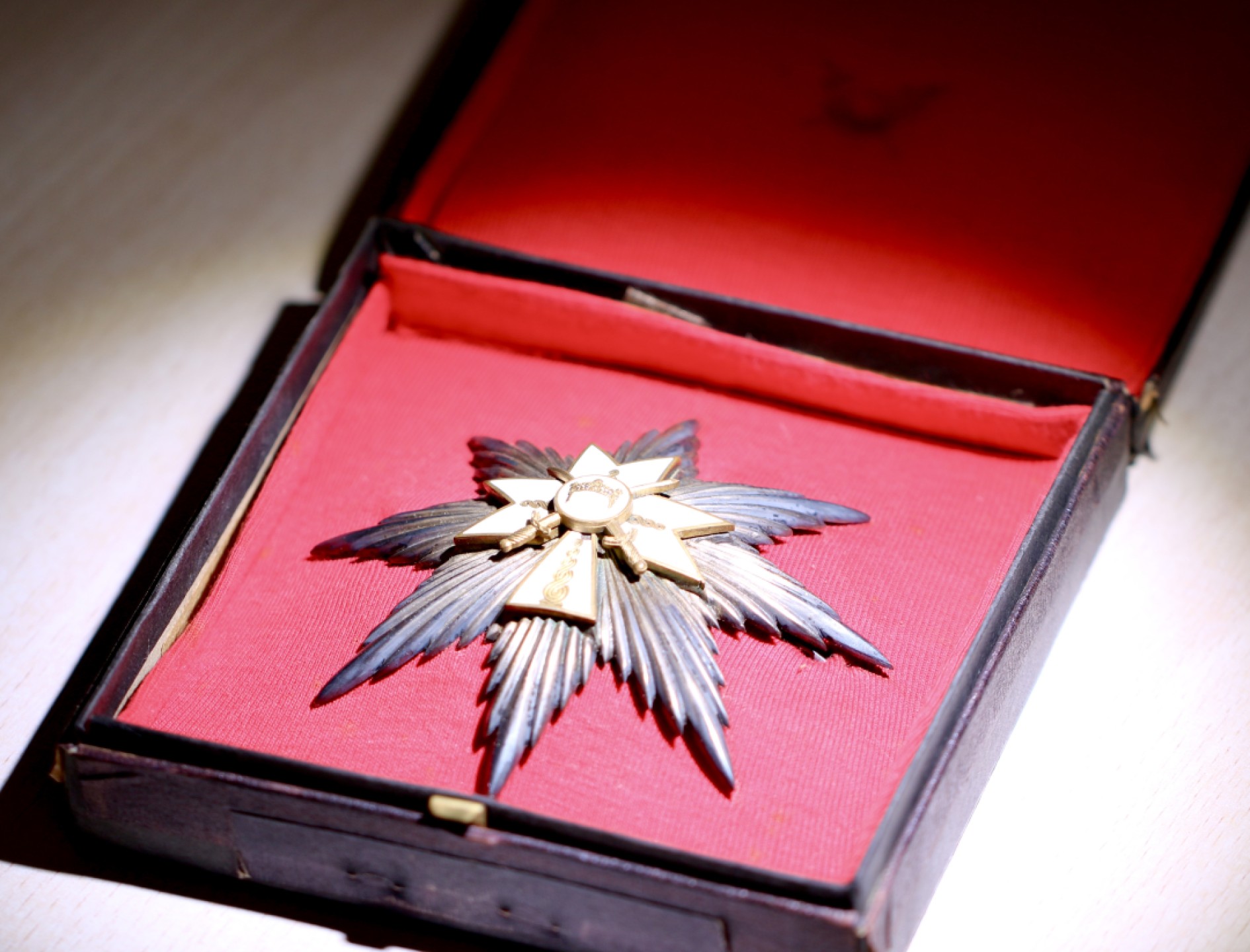 大猫徽章拍卖第224期 克罗地亚独立国大十字级兹沃米尼尔国王星芒，双剑军事版 直径9.6厘米，银质珐琅，背杆带银标和厂标。大十字星芒授发佩戴极为少见。