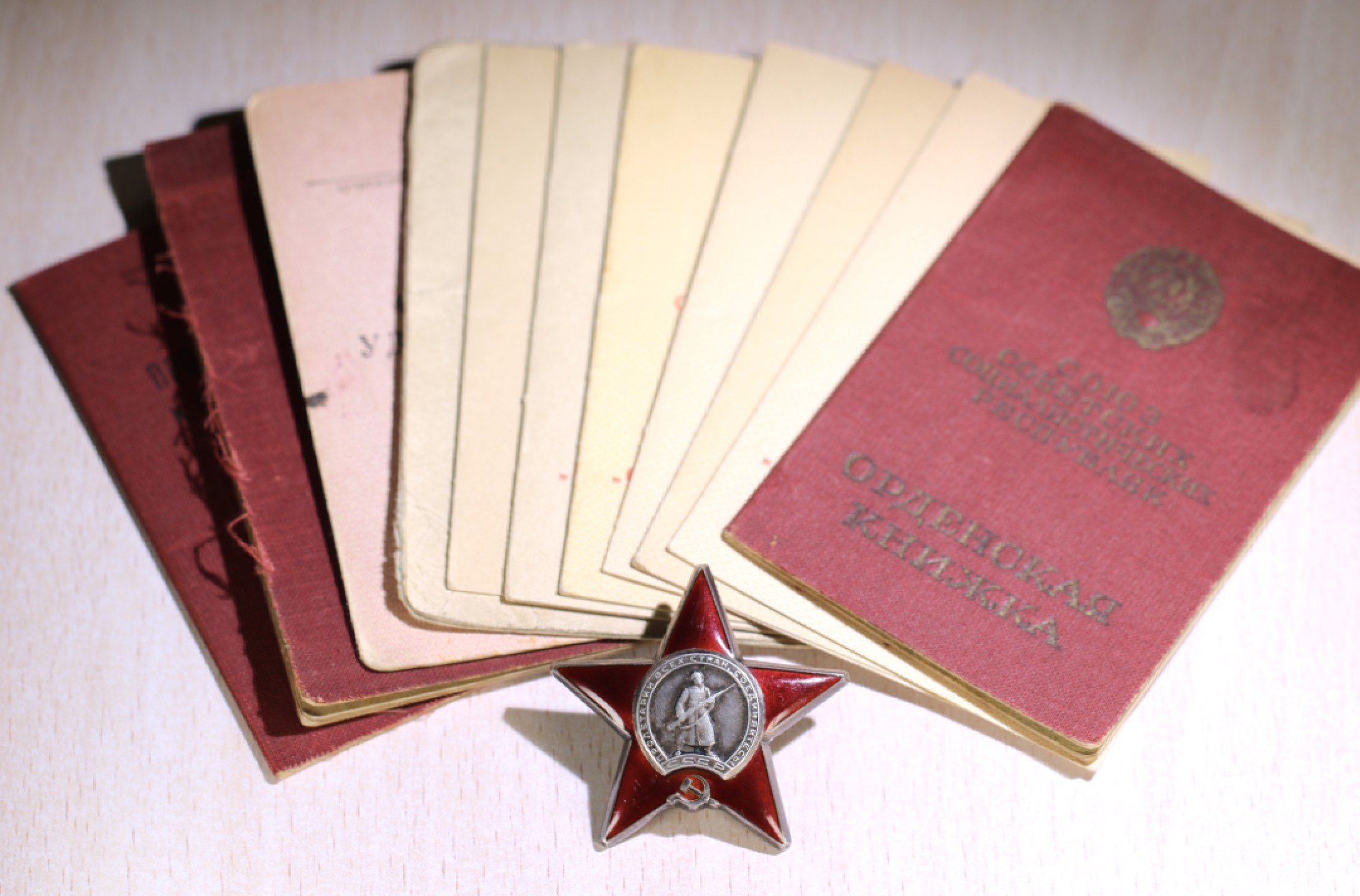 大猫徽章拍卖第224期 红星勋章带证2⃣️ 有奖励卡  多本证书