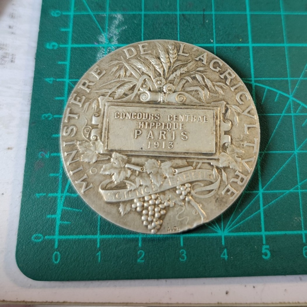 五月清仓会 周五九点结拍 法国农业女神大银章1913 品相如图，边缘有小磕碰