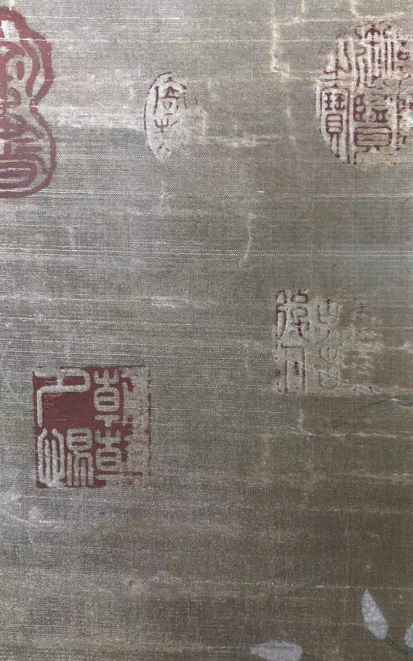 宋徽宗绢本花鸟立轴。宋徽宗赵佶（1082年11月2日-1135年6月4日）号宣和主人，宋朝第八位皇帝，书画家。 宋徽宗绢本花鸟立轴。宋徽宗赵佶（1082年11月2日-1135年6月4日）号宣和主人，宋朝第八位皇帝，书画家。