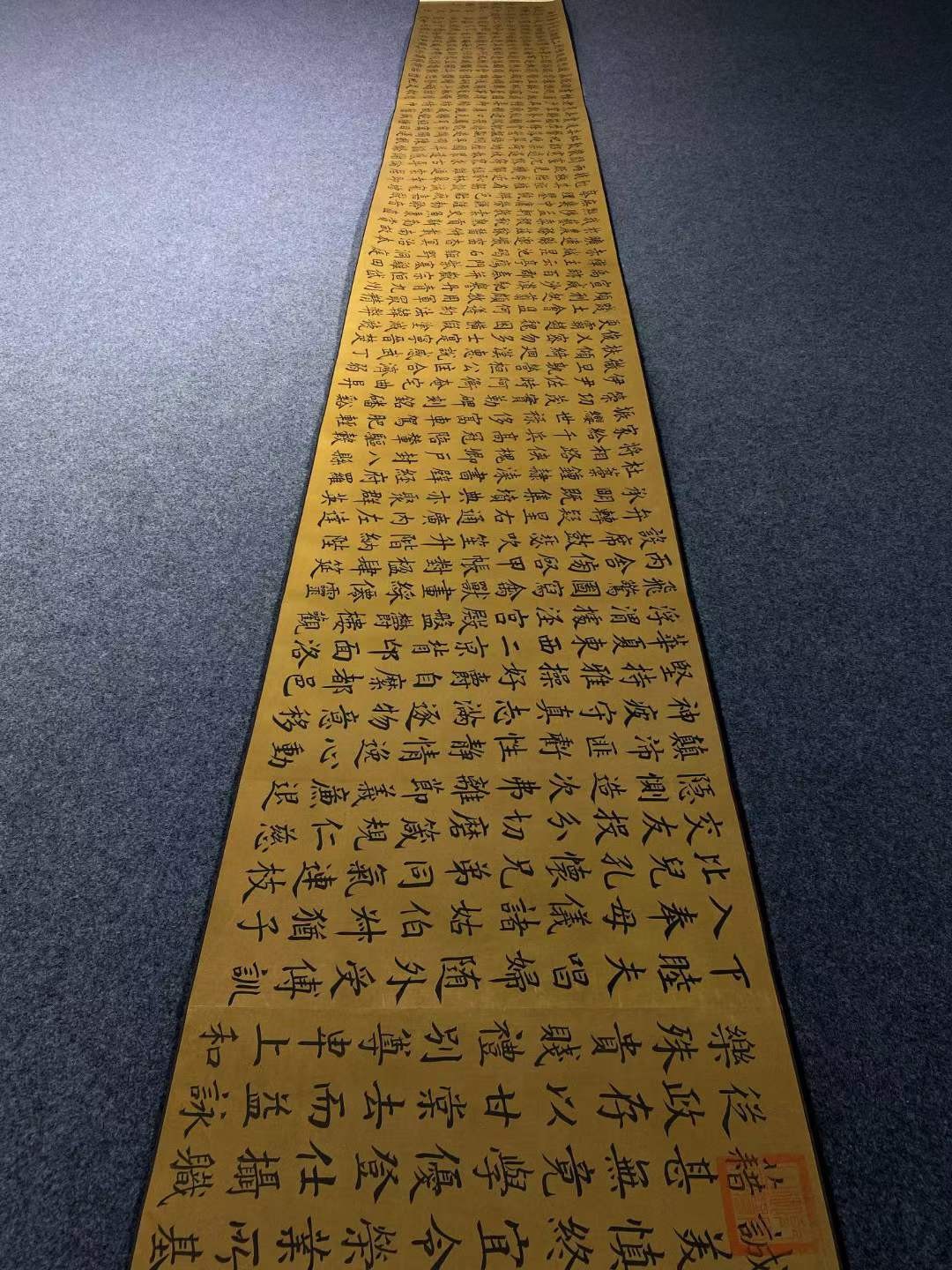 清代，万寿宫内府藏梁国治绢本书法卷。梁国治（1723—1786），清代书法家，字阶平，号瑶峰，一号丰山，又号梅塘，乾隆十三年进士。