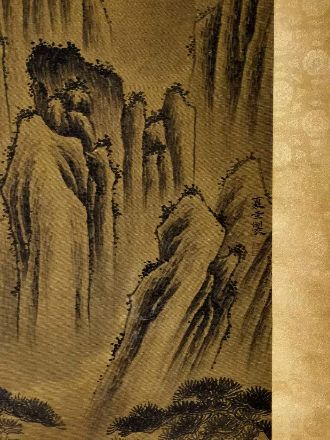 夏圭大六尺绢本山水。夏圭（生卒年不详），字禹玉，临安（今浙江杭州）人，南宋绘画大师。“南宋四家”之一，以山水著称。