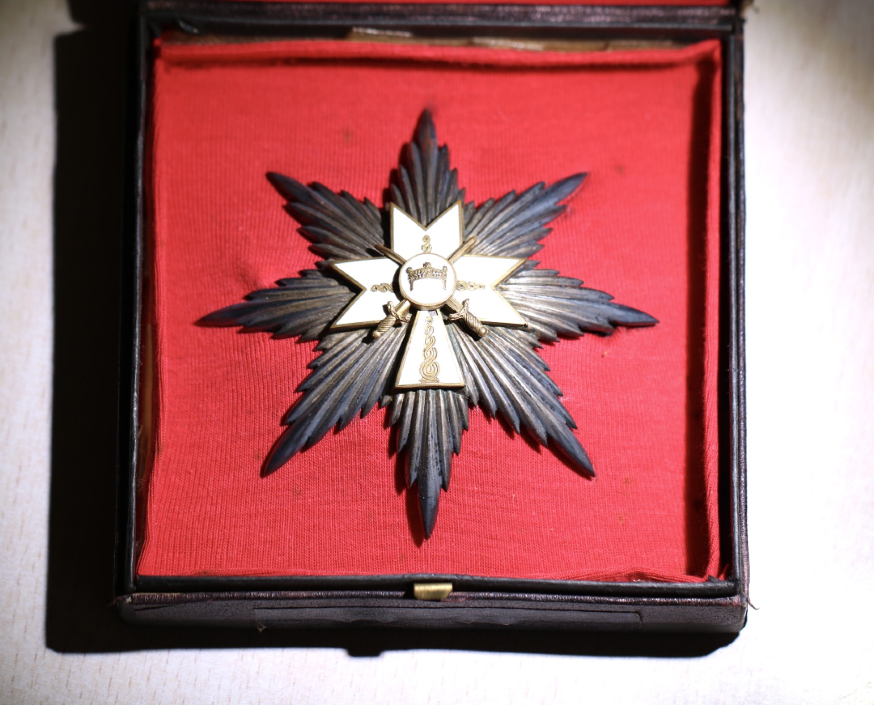 大猫徽章拍卖第224期 克罗地亚独立国大十字级兹沃米尼尔国王星芒，双剑军事版 直径9.6厘米，银质珐琅，背杆带银标和厂标。大十字星芒授发佩戴极为少见。