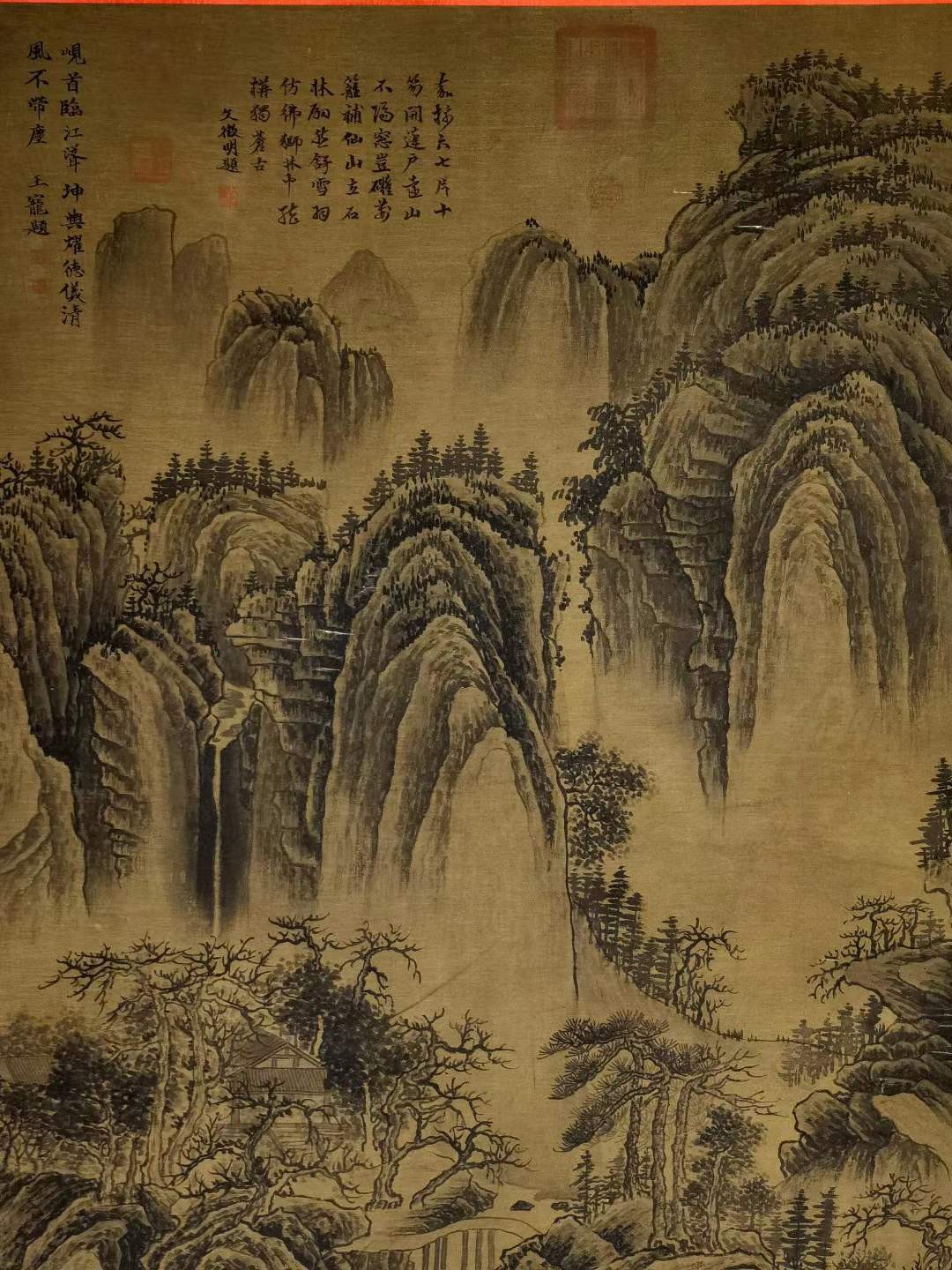 巨然珍品大六尺绢本山水。巨然，生卒年不详，江宁（江苏南京）人。五代画家，僧人。擅画山水，师法董源，专画江南山水。