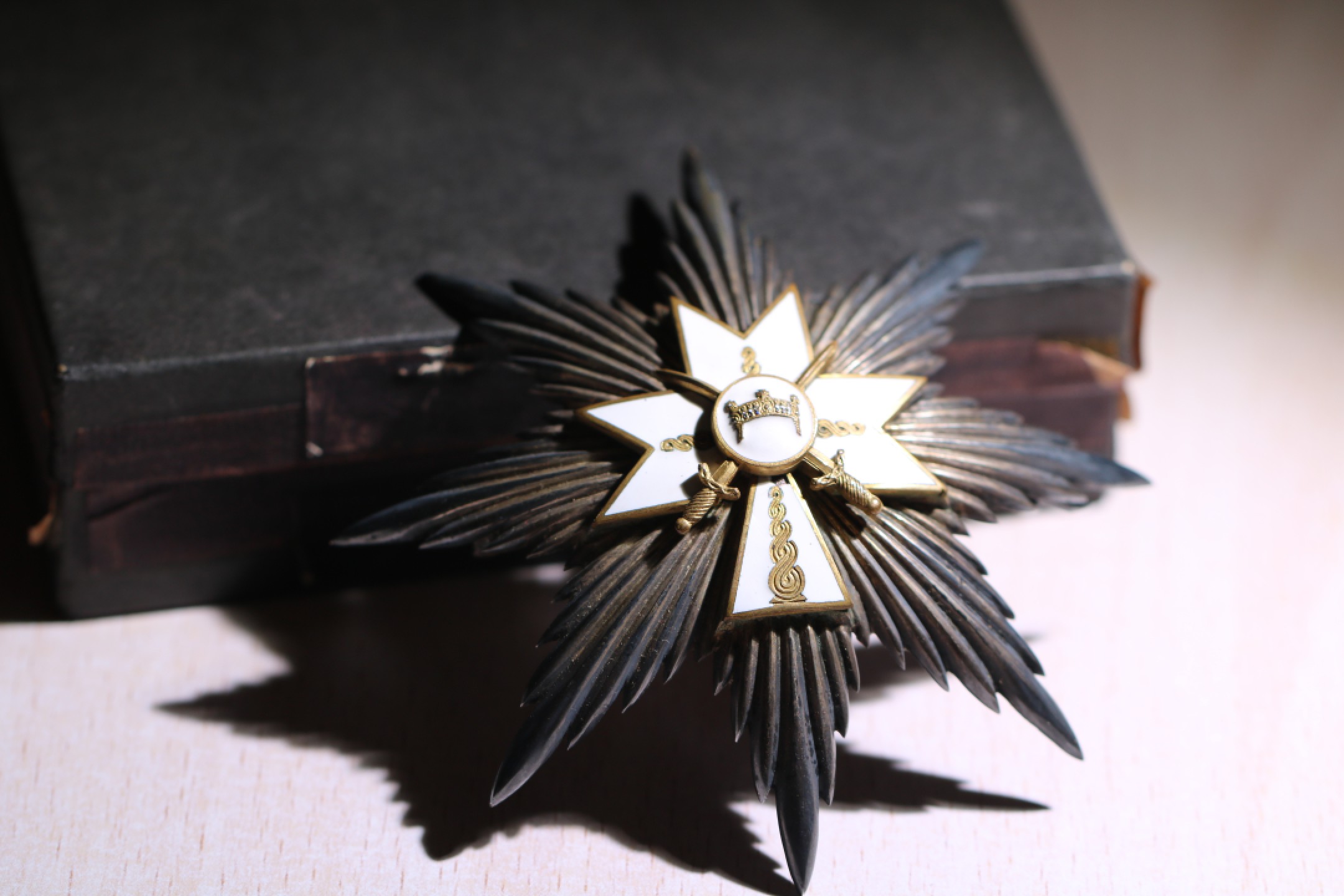 大猫徽章拍卖第224期 克罗地亚独立国大十字级兹沃米尼尔国王星芒，双剑军事版 直径9.6厘米，银质珐琅，背杆带银标和厂标。大十字星芒授发佩戴极为少见。