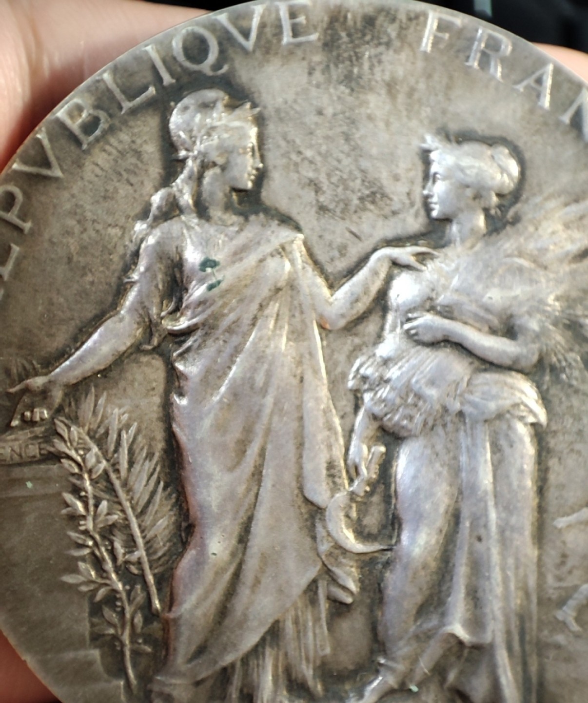 五月清仓会 周五九点结拍 法国农业女神大银章1913 品相如图，边缘有小磕碰