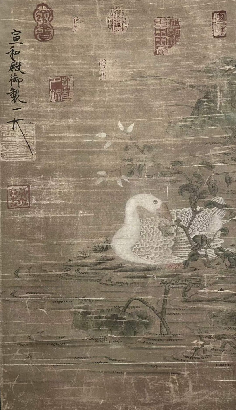 宋徽宗绢本花鸟立轴。宋徽宗赵佶（1082年11月2日-1135年6月4日）号宣和主人，宋朝第八位皇帝，书画家。 宋徽宗绢本花鸟立轴。宋徽宗赵佶（1082年11月2日-1135年6月4日）号宣和主人，宋朝第八位皇帝，书画家。