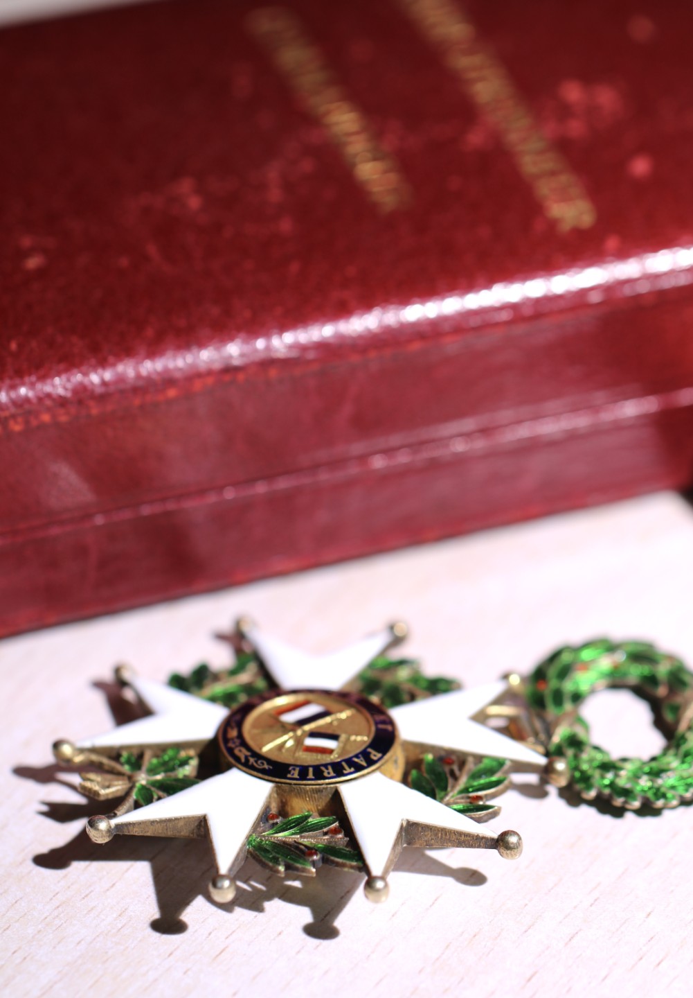 大猫徽章拍卖第224期 法国荣誉军团三共指挥官级 中心人像金制 章体银制 有18 K金标