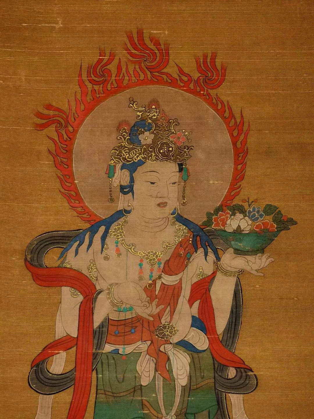 丁观鹏绢本观音立轴。丁观鹏，雍正四年进入宫廷成为供奉画家，他擅长画人物、道释、山水，亦能作肖像，画风工整细致，清代画家。