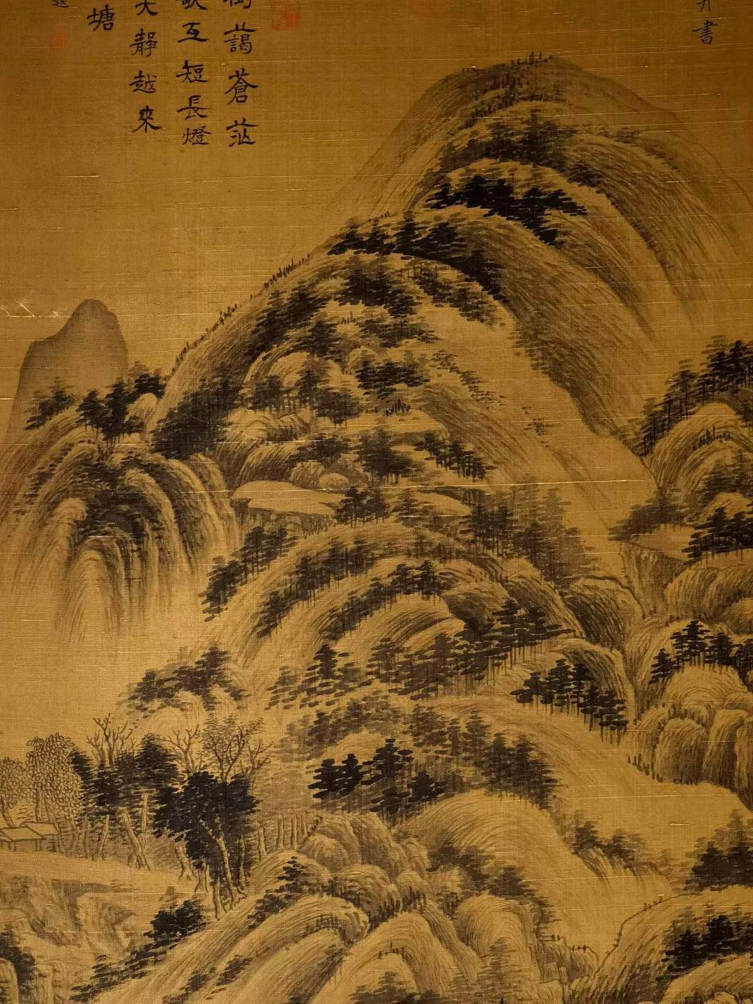 郭熙大六尺绢本山水立轴。中国绘画大师，1000～约1090年），北宋杰出画家、绘画理论家。熙宁元年召入画院，后任翰林待诏直长。