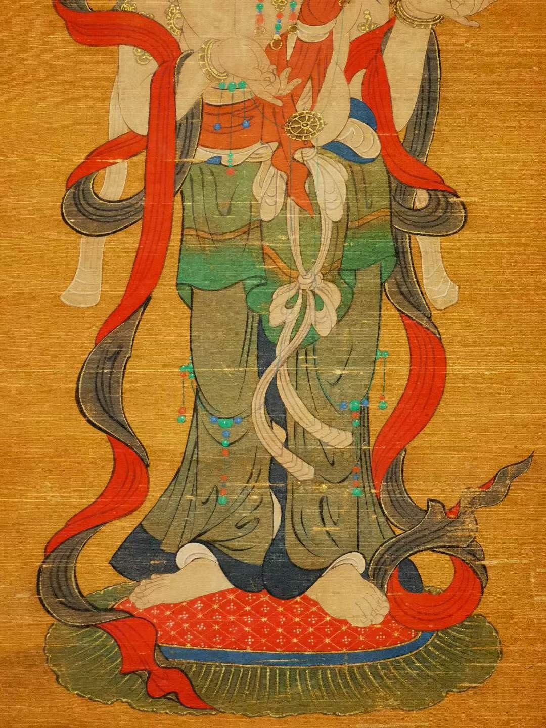 丁观鹏绢本观音立轴。丁观鹏，雍正四年进入宫廷成为供奉画家，他擅长画人物、道释、山水，亦能作肖像，画风工整细致，清代画家。