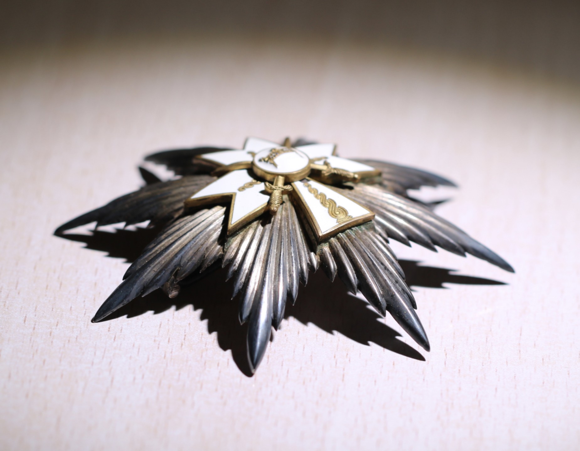 大猫徽章拍卖第224期 克罗地亚独立国大十字级兹沃米尼尔国王星芒，双剑军事版 直径9.6厘米，银质珐琅，背杆带银标和厂标。大十字星芒授发佩戴极为少见。