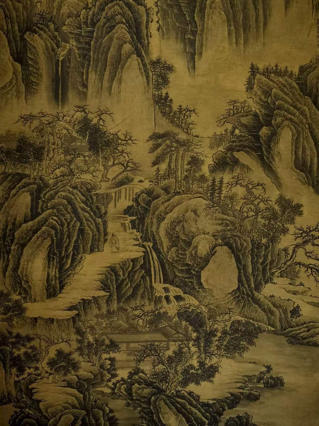 巨然珍品大六尺绢本山水。巨然，生卒年不详，江宁（江苏南京）人。五代画家，僧人。擅画山水，师法董源，专画江南山水。