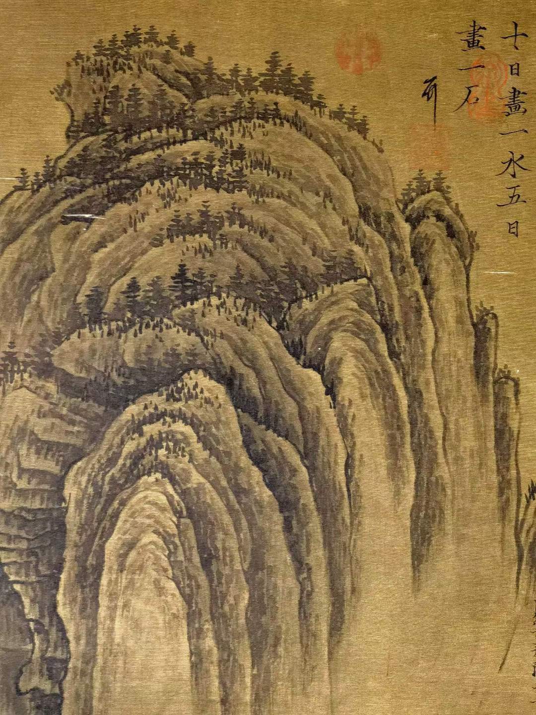 巨然珍品大六尺绢本山水。巨然，生卒年不详，江宁（江苏南京）人。五代画家，僧人。擅画山水，师法董源，专画江南山水。