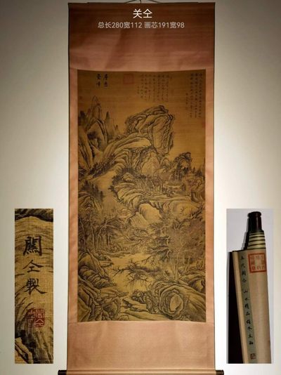 关仝大六尺珍品绢本山水图。关仝（约907-960年），京兆长安人。五代时期杰出画家，与荆浩、董源、巨然并称“四大山水画家”。 - 关仝大六尺珍品绢本山水图。关仝（约907-960年），京兆长安人。五代时期杰出画家，与荆浩、董源、巨然并称“四大山水画家”。