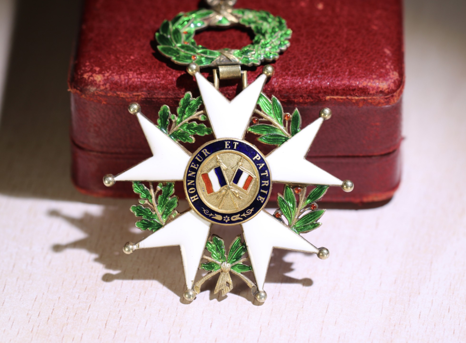 大猫徽章拍卖第224期 法国荣誉军团三共指挥官级 中心人像金制 章体银制 有18 K金标