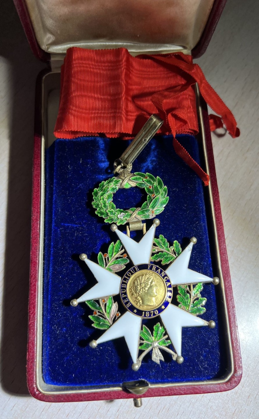 大猫徽章拍卖第224期 法国荣誉军团三共指挥官级 中心人像金制 章体银制 有18 K金标