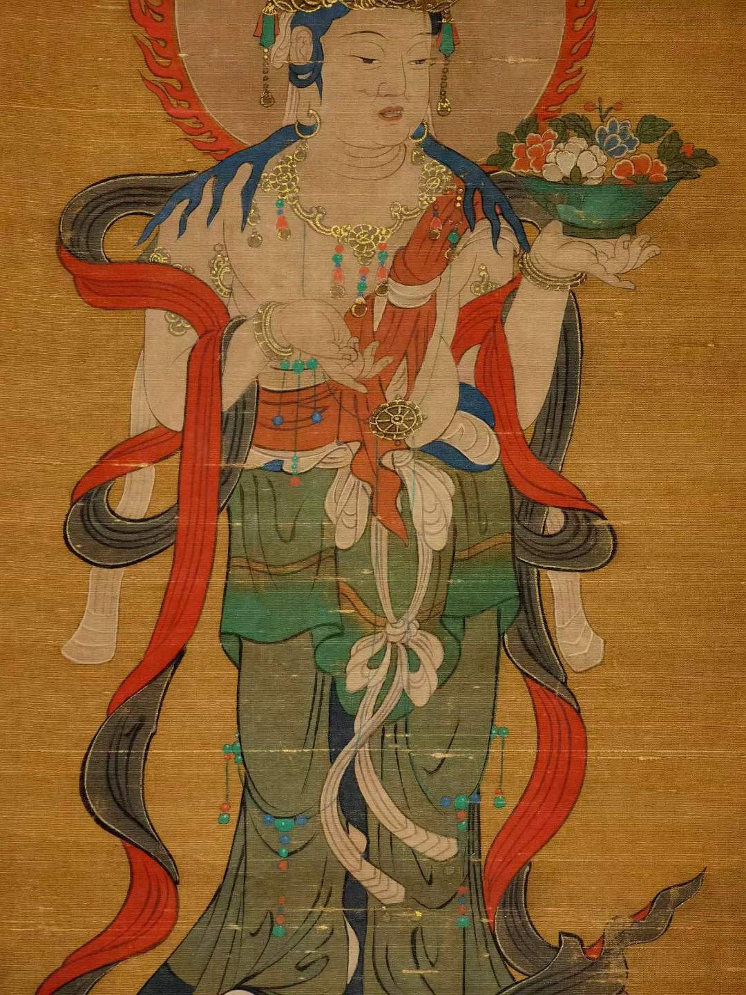 丁观鹏绢本观音立轴。丁观鹏，雍正四年进入宫廷成为供奉画家，他擅长画人物、道释、山水，亦能作肖像，画风工整细致，清代画家。