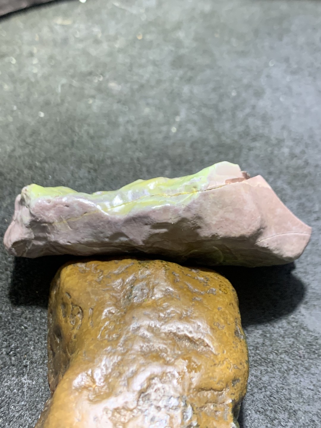 精美戈壁彩玉俏色巧雕道字把件（吊坠)一个！