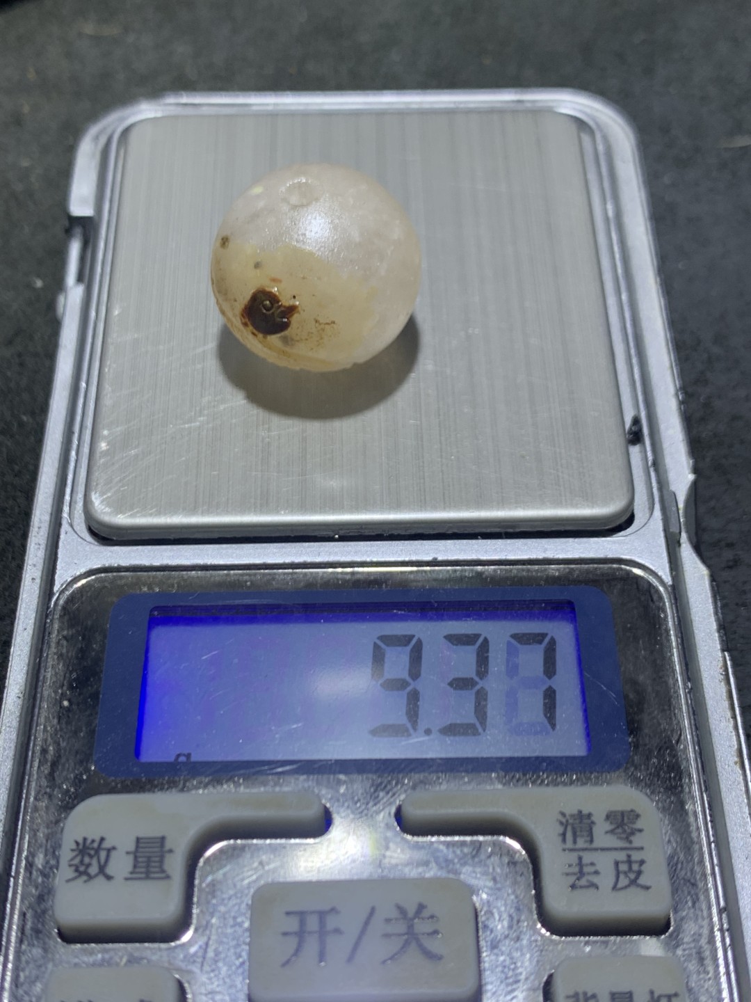 精美冰飘亚光战国红玛瑙手工俏色巧雕天鹅珠一个，