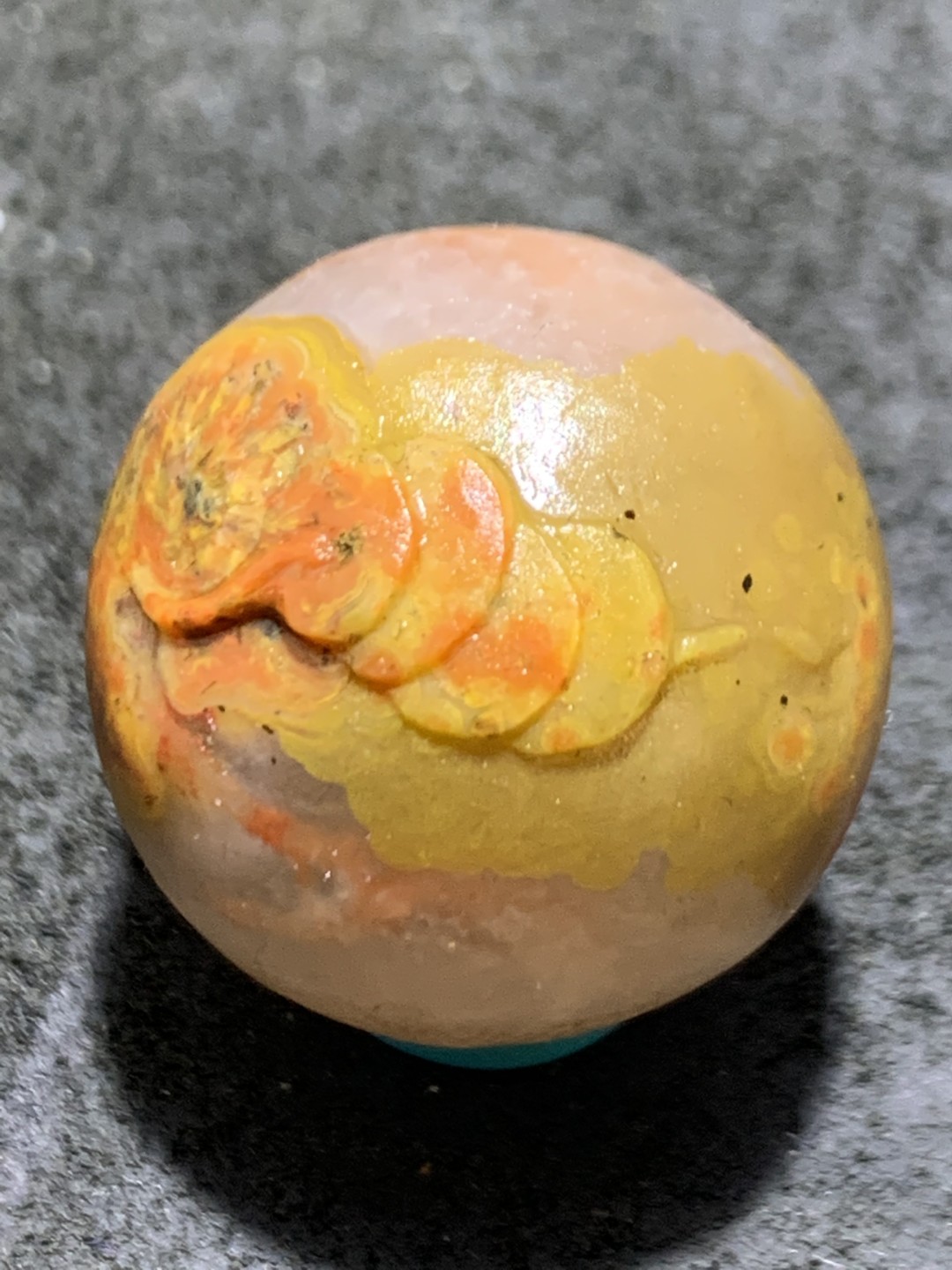 精美冰飘亚光战国红玛瑙手工俏色巧雕金龙鱼钱币随形圆珠一个