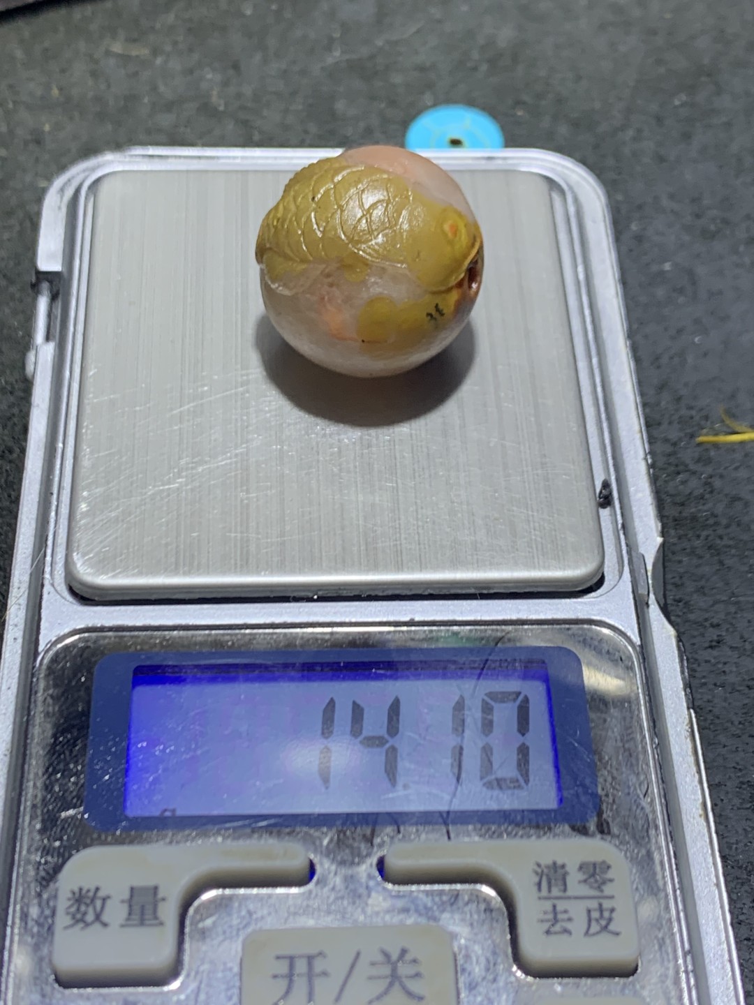 精美冰飘亚光战国红玛瑙手工俏色巧雕金龙鱼钱币随形圆珠一个