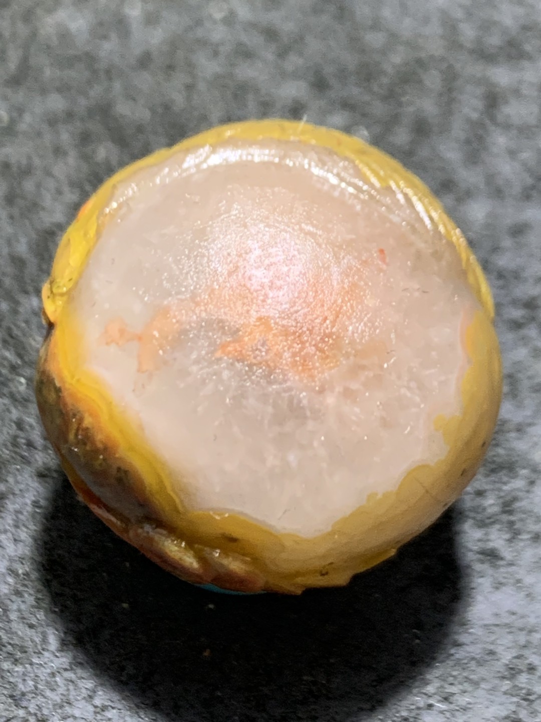 精美冰飘亚光战国红玛瑙手工俏色巧雕金龙鱼钱币随形圆珠一个